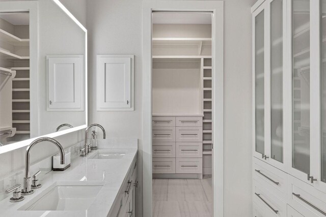 13410 Galleria Cir, Austin, TX 78738 - spacious closet with a sink