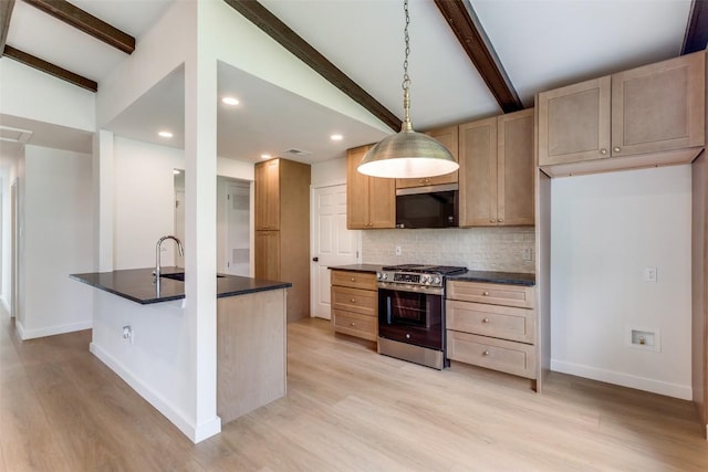 8409 Kimble Cv, Austin, TX 78757 - kitchen with gas range, dark countertops, decorative backsplash, light wood-type flooring, and baseboards