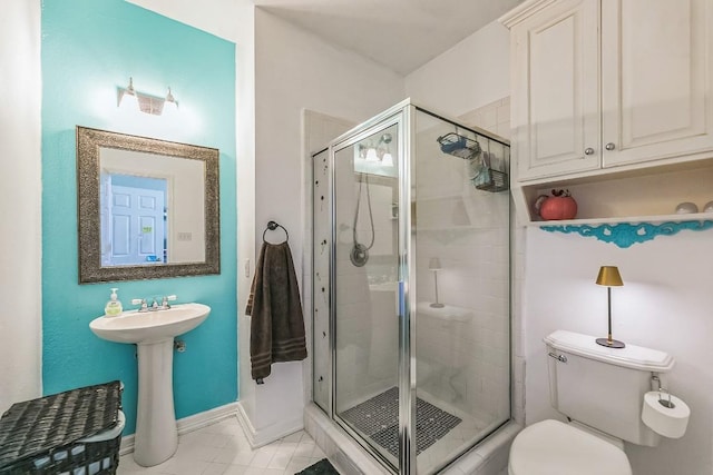 909 Oak Meadow Dr, Dripping Springs, TX 78620 - full bathroom with a stall shower, toilet, baseboards, and tile patterned floors