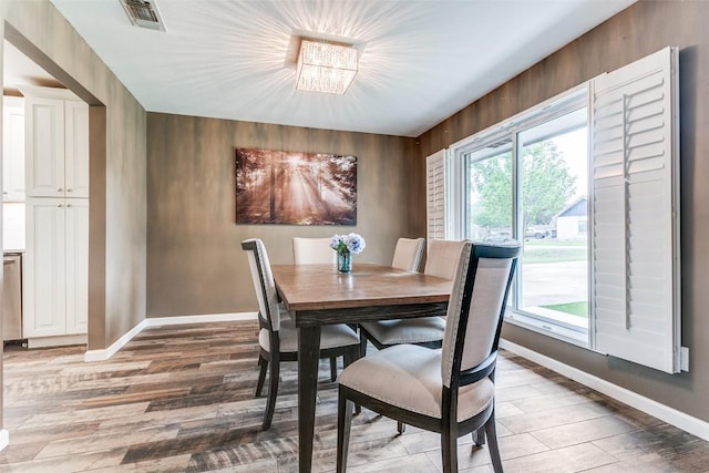 110 Fleetwood Dr, New Braunfels, TX 78130 - dining room with light wood-style floors and a chandelier