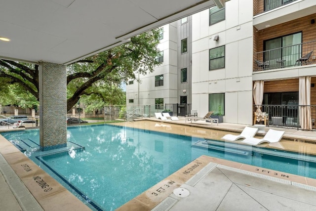 2500 Longview St Unit 112, Austin, TX 78705 - community pool with a patio area