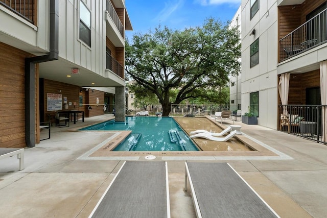 2500 Longview St Unit 112, Austin, TX 78705 - community pool with a patio area