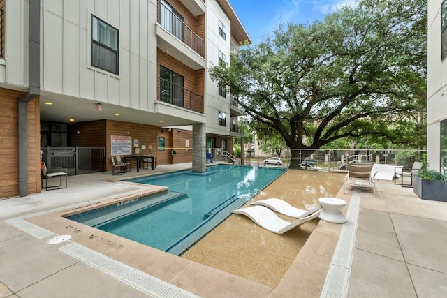 2500 Longview St Unit 112, Austin, TX 78705 - community pool with a patio area