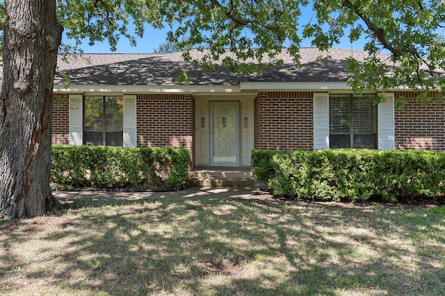 302 Council Rd, Georgetown, TX 78633 - view of front of home with brick siding and a front lawn