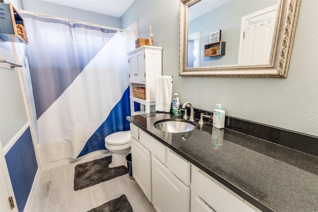 1433 Jenna Ln, Cedar Park, TX 78613 - bathroom featuring vanity, toilet, and shower / bathtub combination with curtain