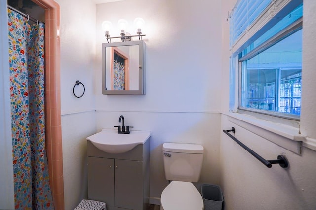 2607 Monticello Ct, San Antonio, TX 78223 - full bath with vanity and a shower with curtain