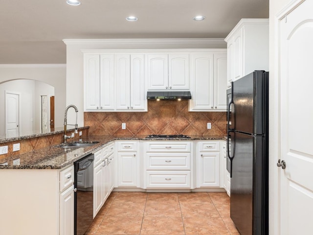 4914 Big Bend Trl, Georgetown, TX 78633 - kitchen with black appliances, under cabinet range hood, a peninsula, crown molding, and white cabinetry