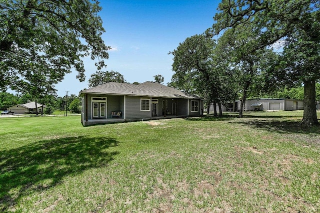 141 N Buckhorn Dr, Bastrop, TX 78602 - rear view of house with a lawn