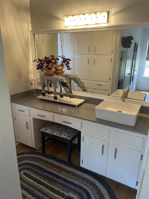 9206 Robins Nest Ln, Austin, TX 78729 - bathroom featuring vanity