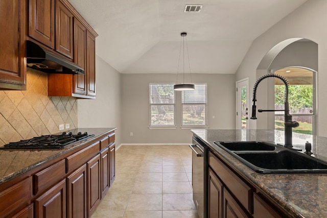 1129 Wigwam Dr, Leander, TX 78641 - kitchen with gas cooktop, under cabinet range hood, dishwasher, tasteful backsplash, and vaulted ceiling