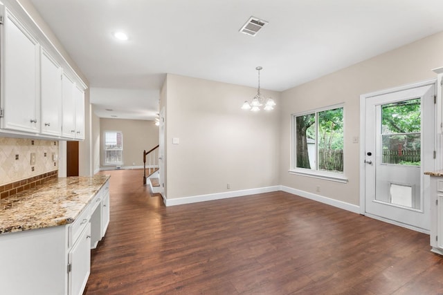 2308 Falcon Dr, Round Rock, TX 78681 - kitchen featuring dark wood-style flooring, plenty of natural light, decorative backsplash, white cabinetry, and recessed lighting