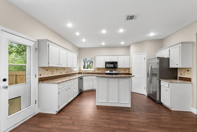 2308 Falcon Dr, Round Rock, TX 78681 - kitchen with stainless steel appliances, decorative backsplash, a sink, a center island, and recessed lighting