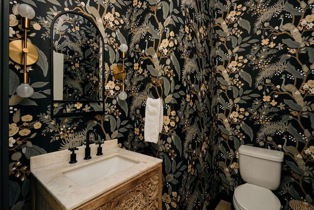 3001 Del Curto Rd Unit 14, Austin, TX 78704 - half bathroom with toilet, vanity, and wallpapered walls