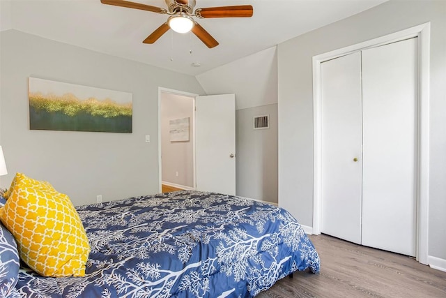 125 San Jacinto St, Bastrop, TX 78602 - bedroom featuring wood finished floors, vaulted ceiling, a closet, ceiling fan, and baseboards