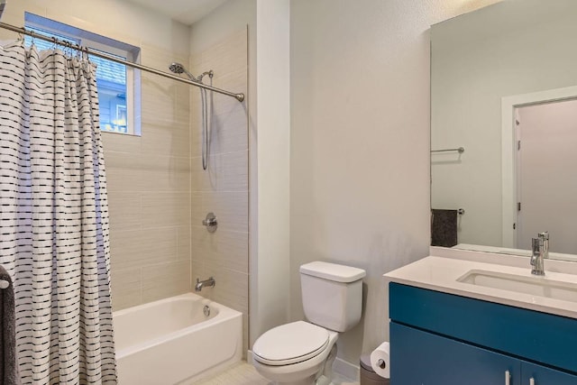 3001 Del Curto Rd Unit 11, Austin, TX 78704 - full bathroom with shower / tub combo with curtain, toilet, vanity, and baseboards