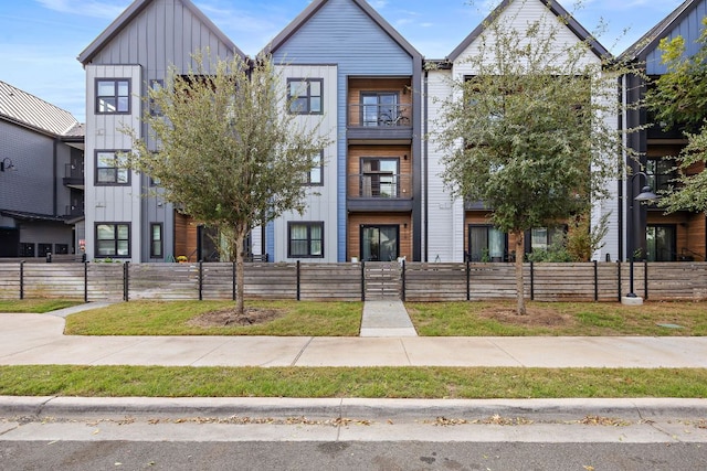3101 Govalle Ave Unit 219, Austin, TX 78702 - view of property featuring a fenced front yard