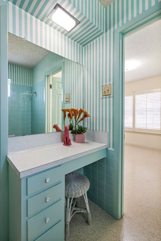 3503 Carla Dr, Austin, TX 78754 - bathroom featuring wallpapered walls and a textured ceiling