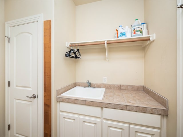 104 E Rustle Cv, Georgetown, TX 78628 - laundry room with a sink