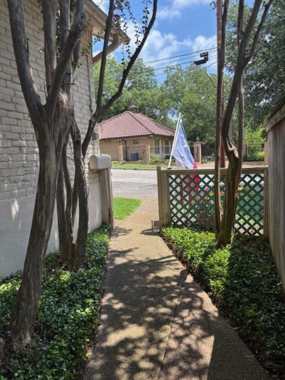 307 Quarry St, San Marcos, TX 78666 - view of road