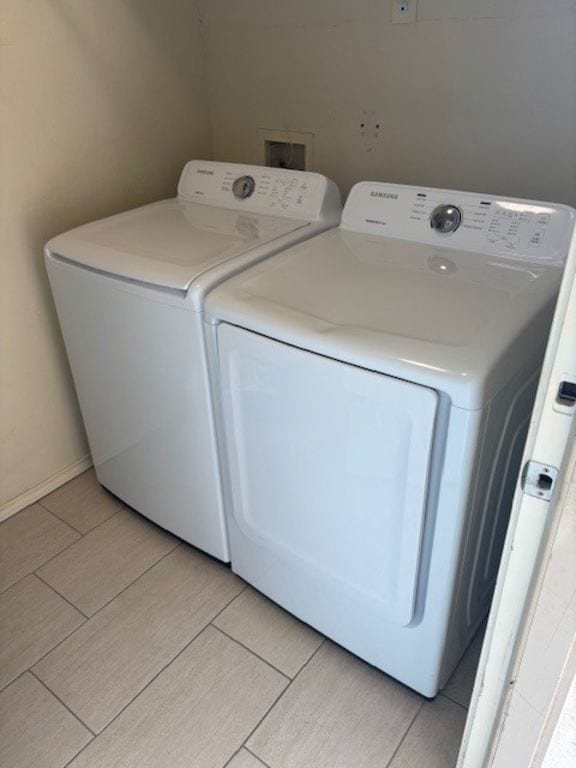 307 Quarry St, San Marcos, TX 78666 - laundry room featuring washing machine and dryer
