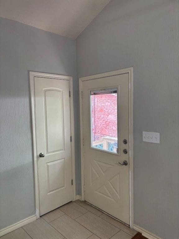 307 Quarry St, San Marcos, TX 78666 - foyer featuring baseboards and light tile patterned flooring
