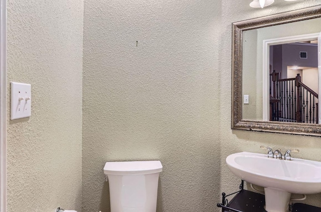 2607 Deep River Cir, Round Rock, TX 78665 - half bathroom featuring a textured wall and toilet