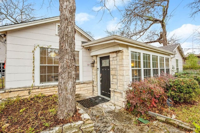 1406 Summit St, Austin, TX 78741 - view of front facade