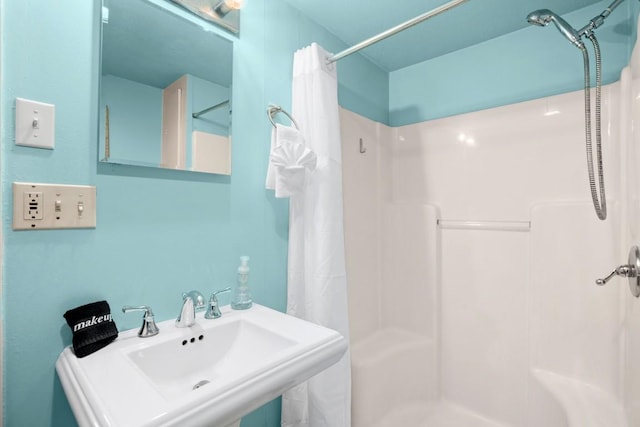 1406 Summit St, Austin, TX 78741 - full bathroom featuring curtained shower and a sink