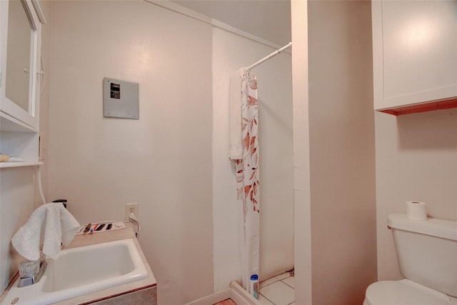1162 N State Highway 95, Bastrop, TX 78602 - bathroom featuring a shower with shower curtain, toilet, and a sink