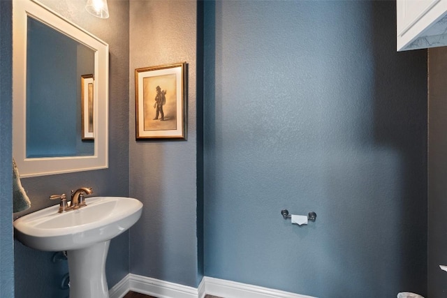 403 Baldovino Skwy, Austin, TX 78738 - half bath with baseboards and a textured wall