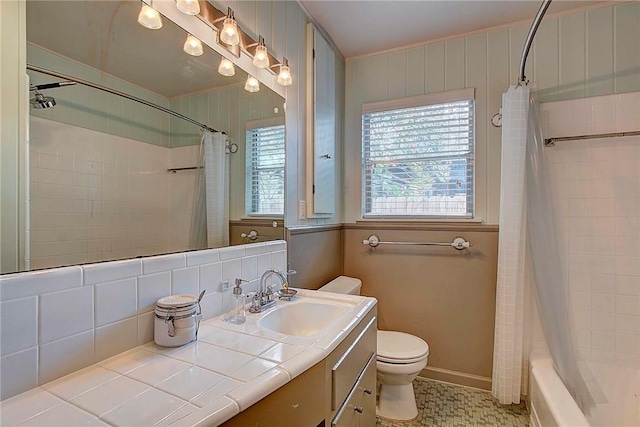 1706 Ridgemont Dr, Austin, TX 78723 - full bath featuring vanity, toilet, shower / tub combo with curtain, and baseboards