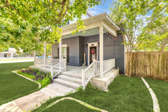 116 S Hackberry Ave, Luling, TX 78648 - view of front facade featuring a porch