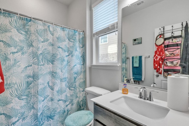 1062 Bowline Dr, Georgetown, TX 78633 - full bath featuring toilet, vanity, and a shower with curtain