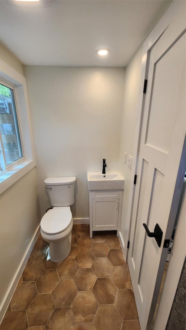 1134 Lott Ave, Austin, TX 78721 - bathroom with toilet, recessed lighting, vanity, and baseboards