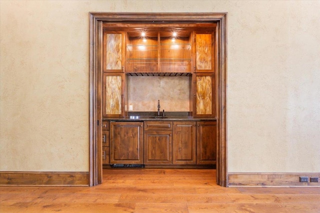 1111 Mill Creek Dr, Salado, TX 76571 - indoor wet bar with wood finished floors and baseboards