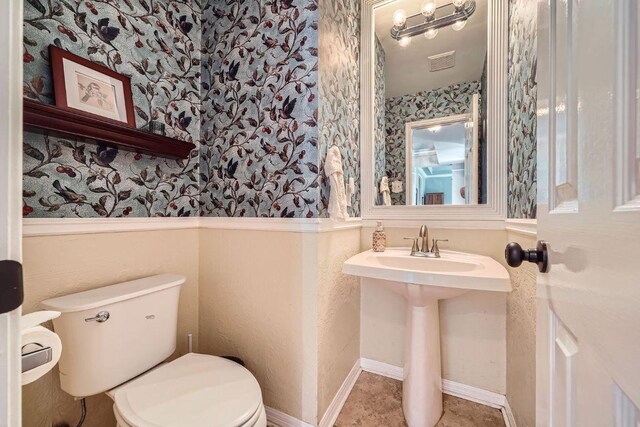 8660 Ephraim Rd, Austin, TX 78717 - bathroom featuring wallpapered walls and toilet