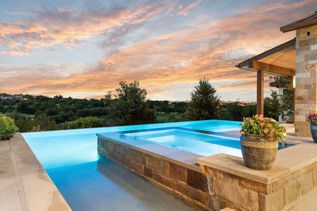 12625 Maidenhair Ln Unit 32, Austin, TX 78738 - view of pool featuring an in-ground hot tub and an infinity pool