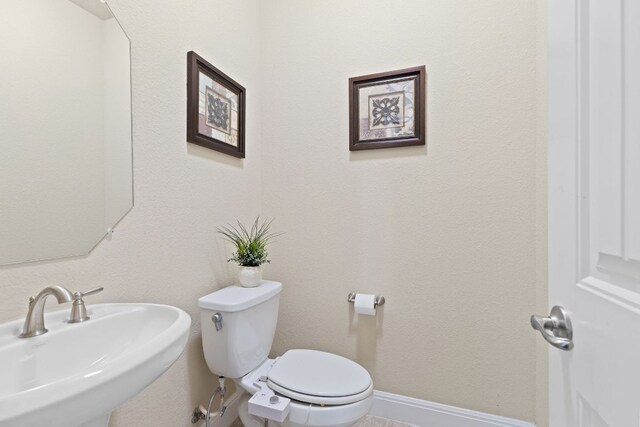2337 Centennial Loop, Round Rock, TX 78665 - bathroom with a sink, toilet, and baseboards