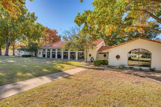 104 Mason Ct, Horseshoe Bay, TX 78657 - view of front of home with a front yard and stucco siding