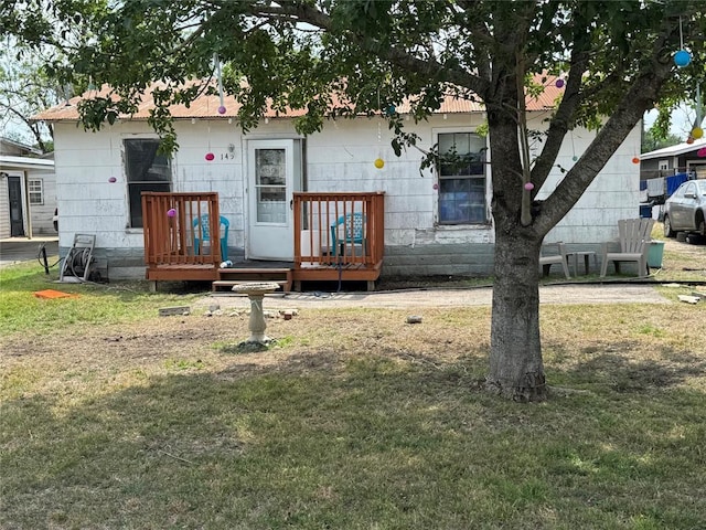 142 N Kowald Ln, New Braunfels, TX 78130 - back of property with a lawn and a wooden deck