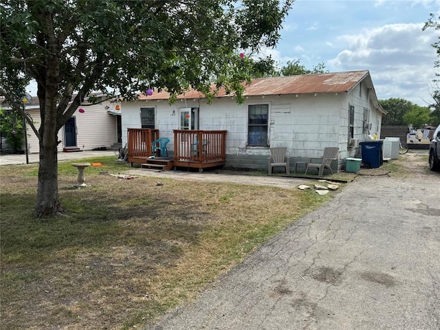 142 N Kowald Ln, New Braunfels, TX 78130 - back of property with a wooden deck and a yard