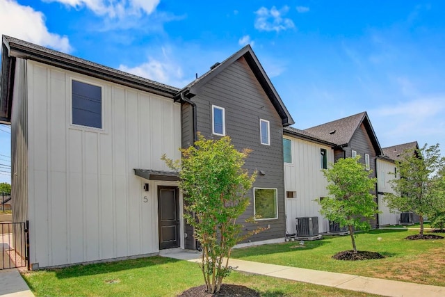 4127 E 12th St Unit 5, Austin, TX 78721 - view of front of house featuring board and batten siding and a front yard