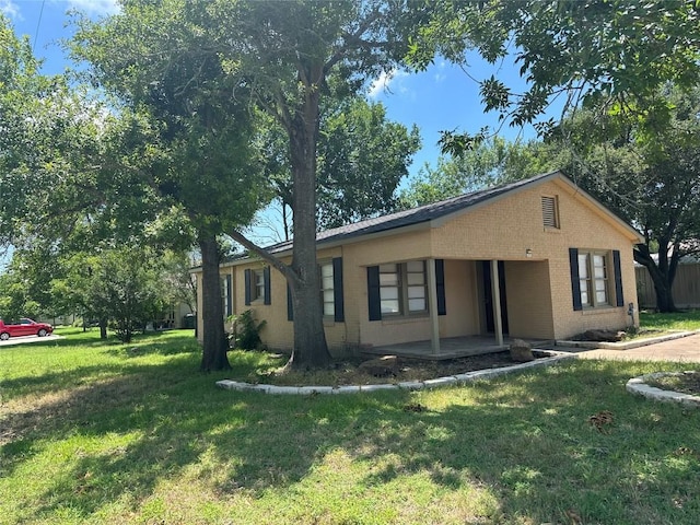 486 E Galveston St, Giddings, TX 78942 - ranch-style house featuring a front lawn
