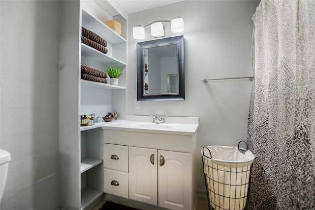 2500 Highview Dr, Horseshoe Bay, TX 78657 - full bathroom featuring vanity, toilet, and a shower with curtain