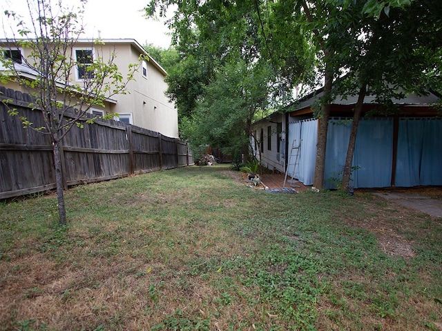 1808 Maple Ave, Austin, TX 78702 - view of yard
