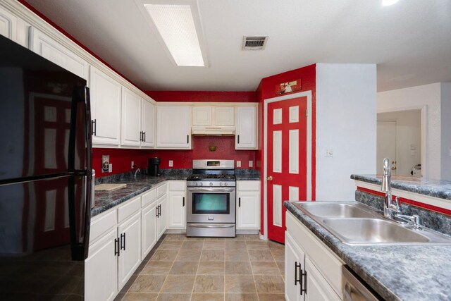 1207 Rolling Ridge Dr, Round Rock, TX 78665 - kitchen featuring stainless steel appliances, white cabinets, under cabinet range hood, and dark countertops