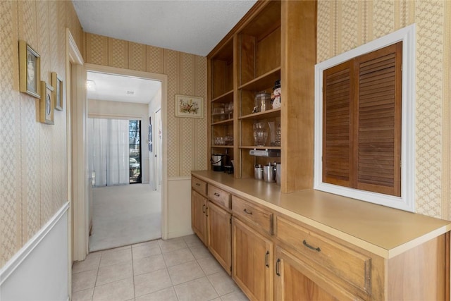 6203 Shadow Mountain Cv, Austin, TX 78731 - hallway with wallpapered walls, light tile patterned flooring, and light carpet