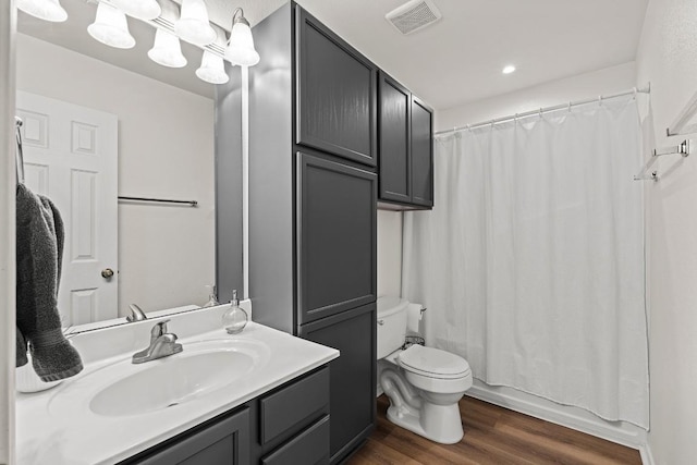 509 Big Bend Trl, Taylor, TX 76574 - full bathroom featuring toilet, vanity, wood finished floors, and shower / bath combo with shower curtain