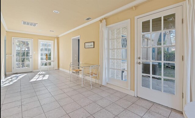 762 S Guadalupe St, Lockhart, TX 78644 - entryway featuring light tile patterned floors, crown molding, and baseboards
