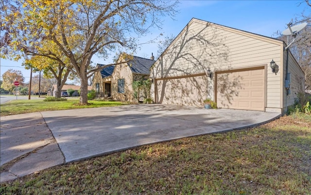 762 S Guadalupe St, Lockhart, TX 78644 - view of front facade featuring a garage, a front yard, and concrete driveway